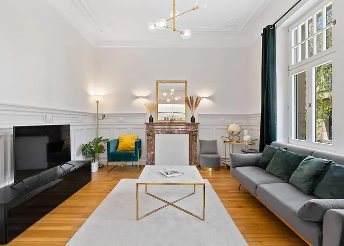 Bright Beautiful Luxurious 1 BR Suite Apartment