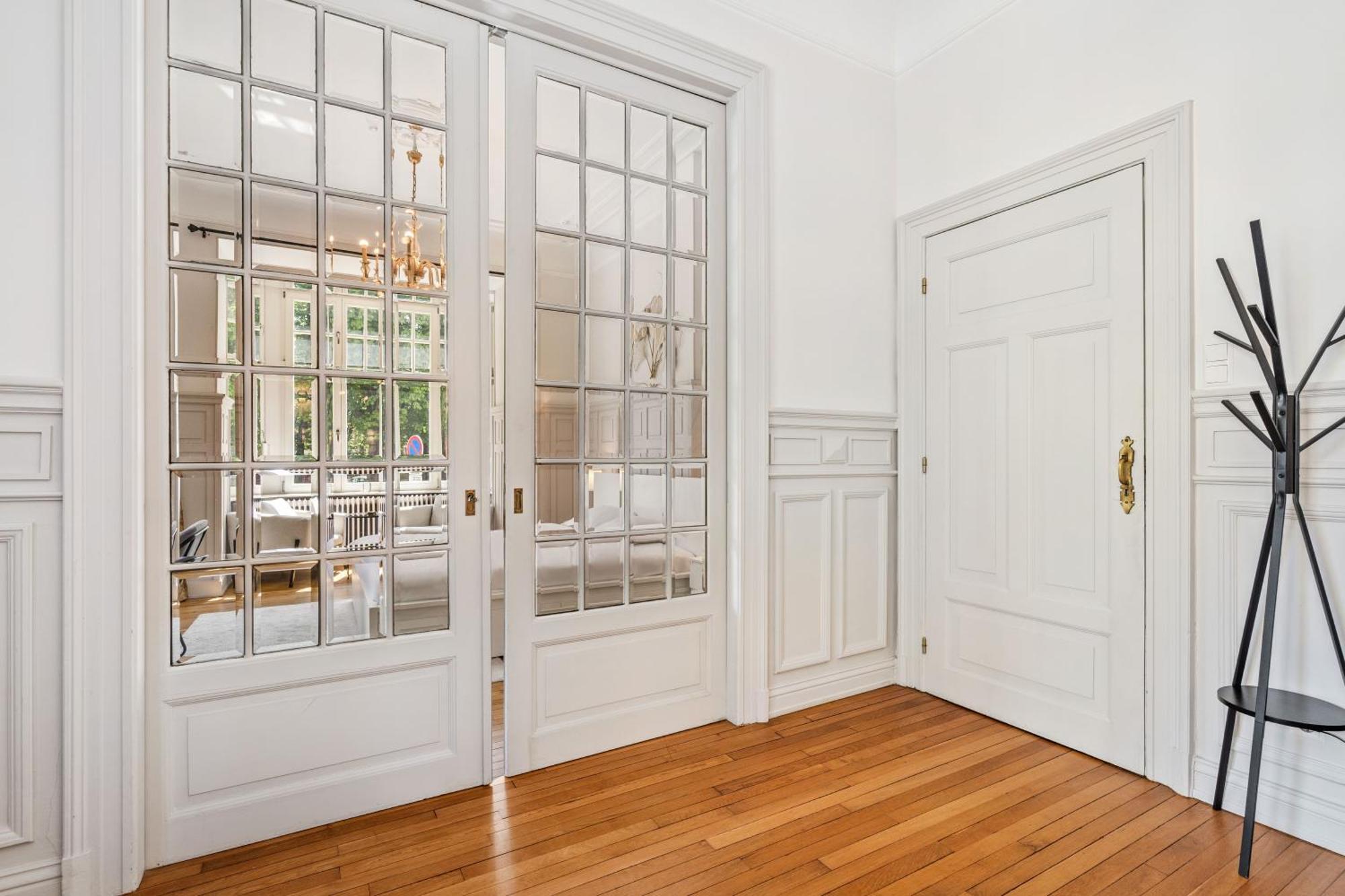 Sleek And Sophisticated In Prime Location Appartement *